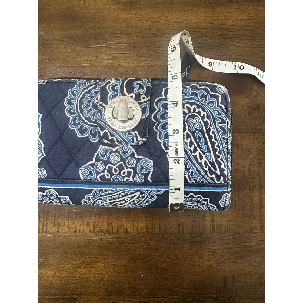 Vera Bradley Turnlock Wallet Navy Blue White Paisley Quilted Cotton‎ Zip Around